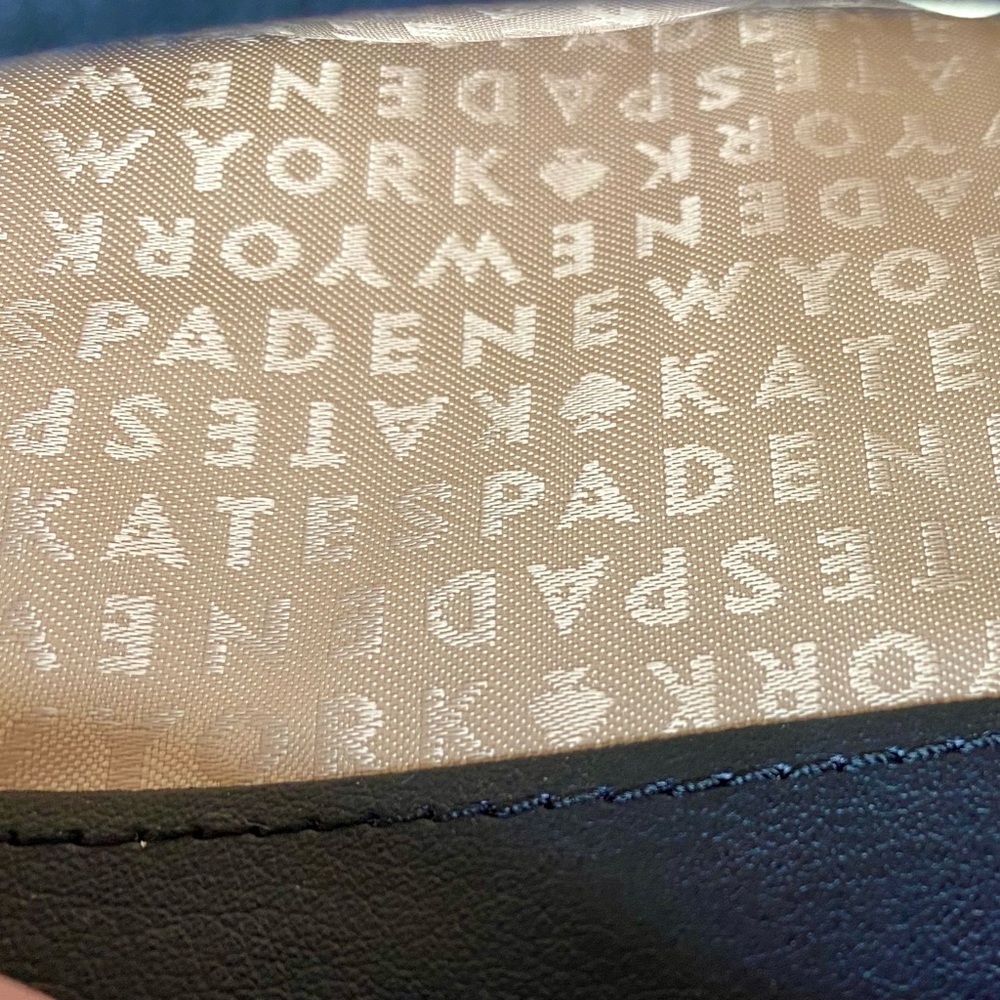Kate Spade Wristlet with 4 compartments and credit card holder - Picture 7 of 9